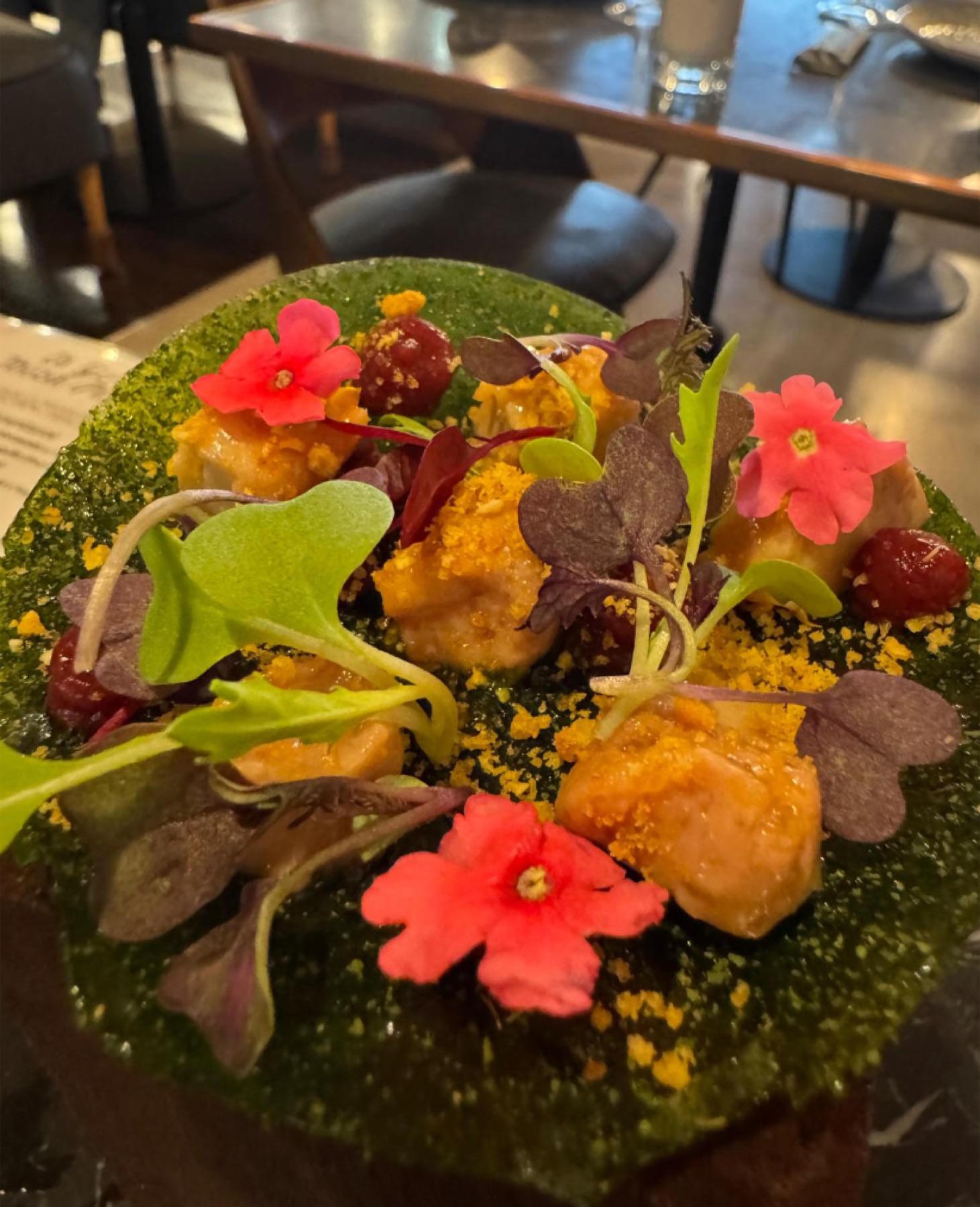 Elaboración con flores comestibles de Ibiza Púnica