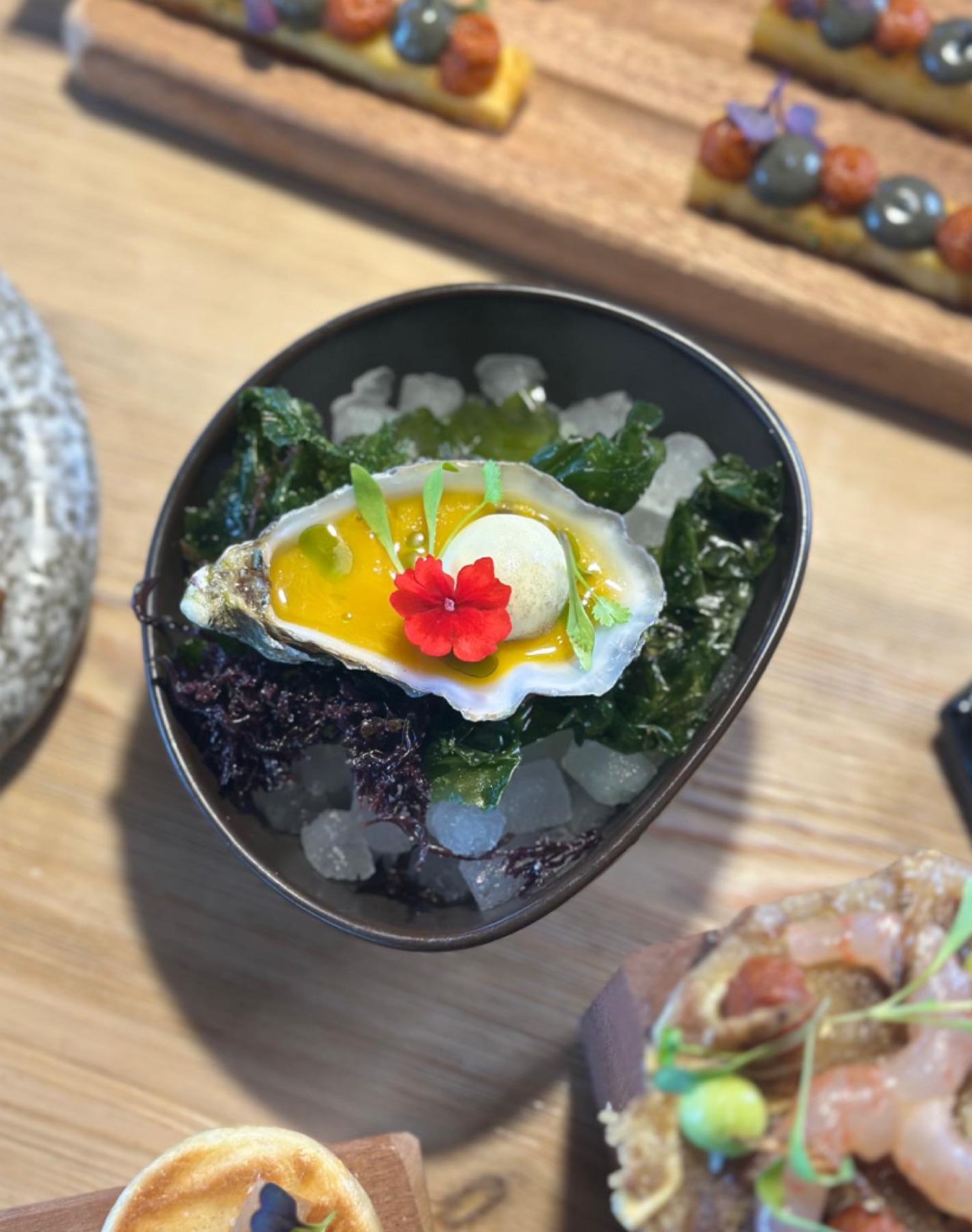 Ceviche decorado con flores comestibles de Ibiza Púnica